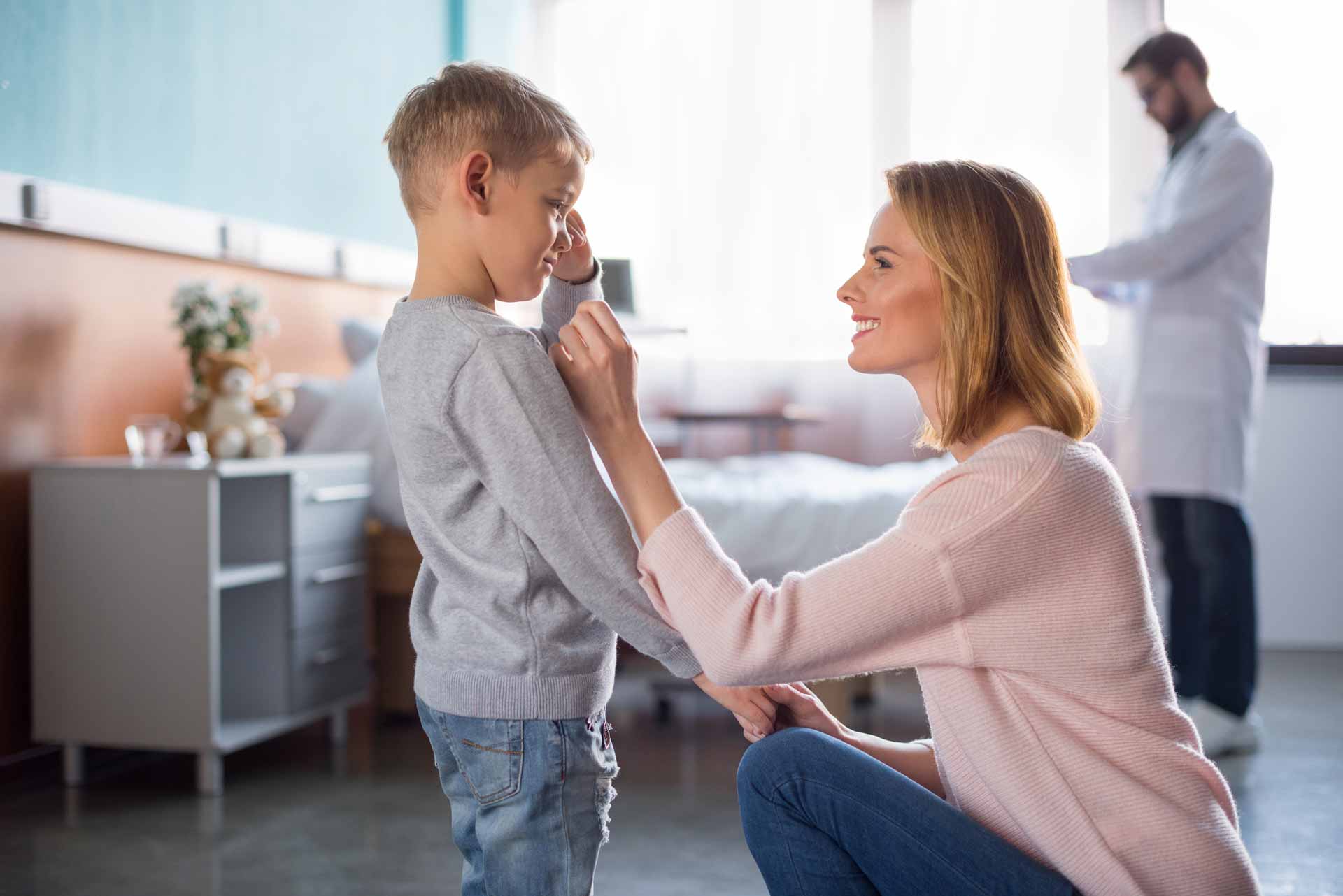 Мама Мерет давления слушает слушалька. Mother and son in the Hospital.