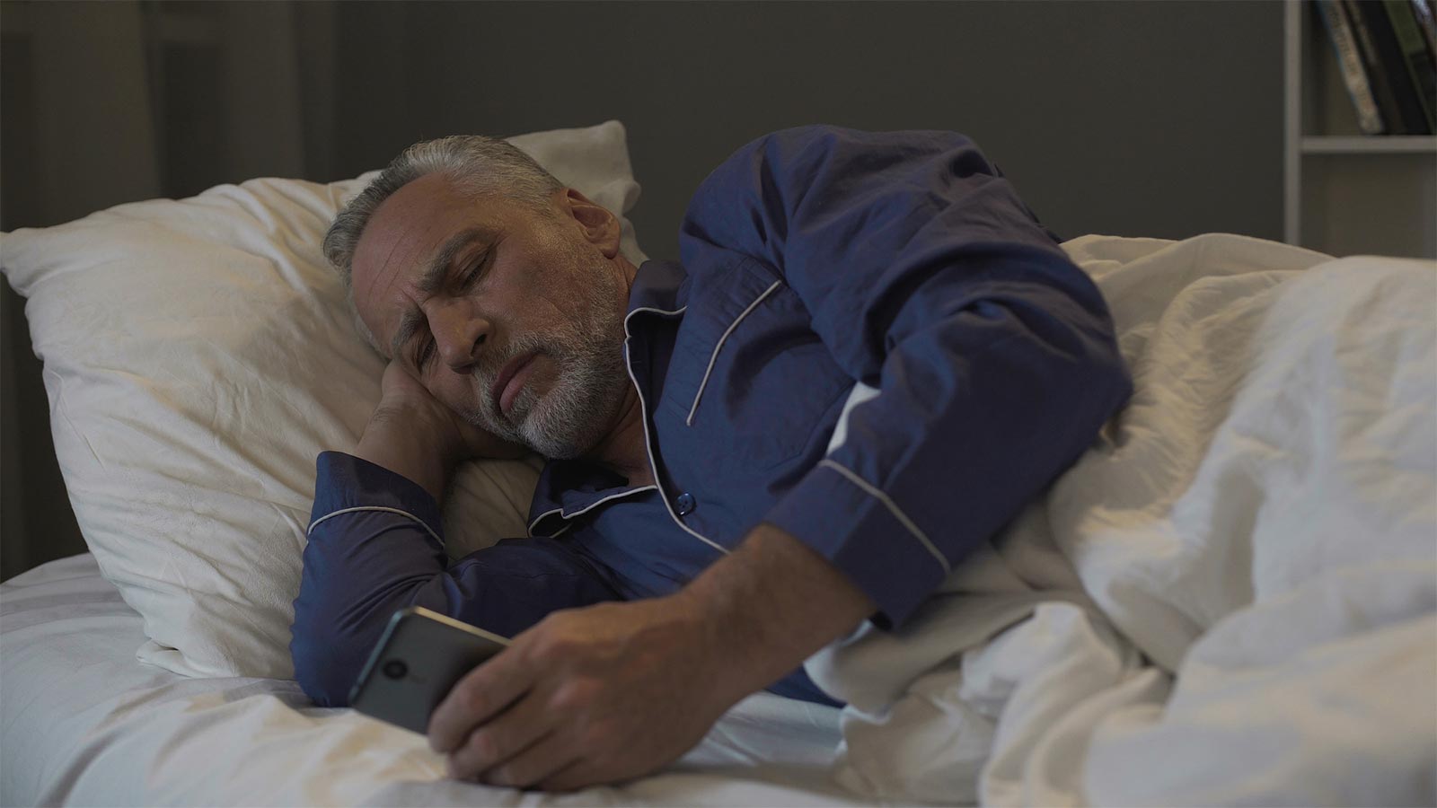 Нарушение сна картинки. Паркинсон. A man fell asleep while watching a movie.